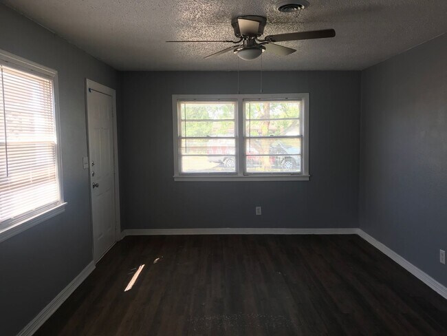 Building Photo - Handyman Special $0 First Month's Rent / “You fix, you SAVE BIG!!” Contact Mayshell for details: ...