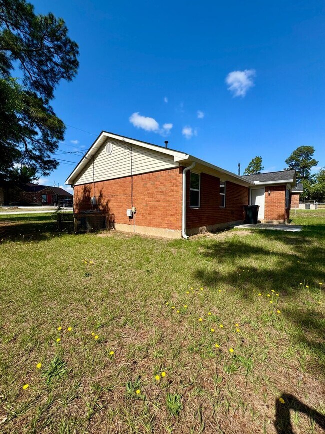 Building Photo - Charming 3 Bedroom, 2 Bath Home Available Now!