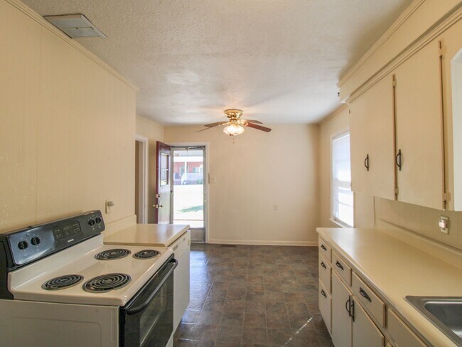 Building Photo - Nice brick home located on corner lot in Athens City!