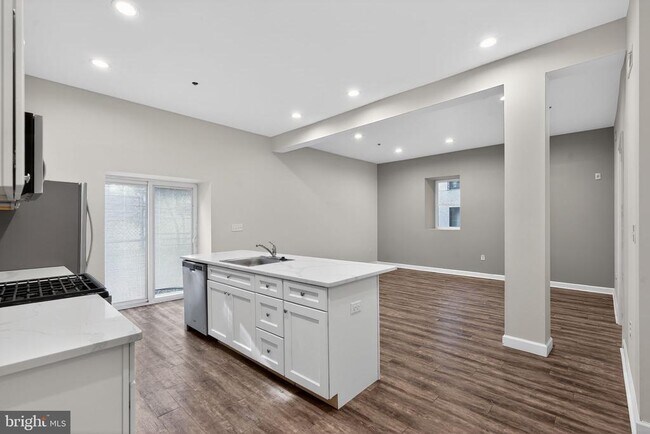 Building Photo - 980 N Marshall St