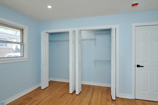 Building Photo - 8544 W Roseview Dr