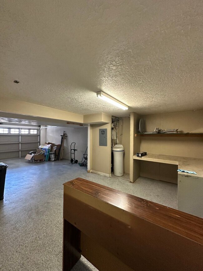 Building Photo - Dog friendly 3 Bedroom 2.5 Bath town home in Provo.