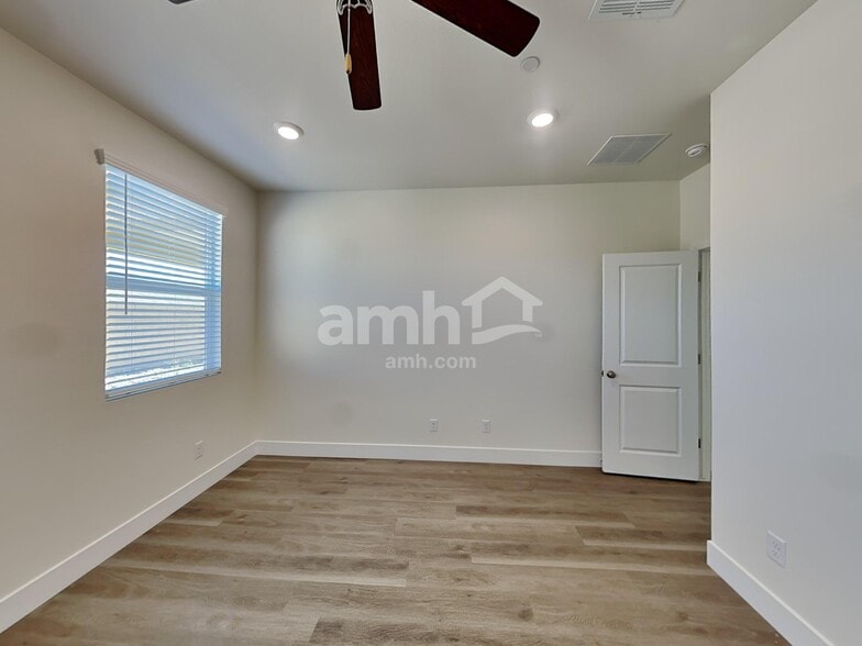 Building Photo - 810 English Primrose St