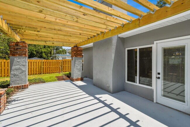 Building Photo - 528 Manor Dr