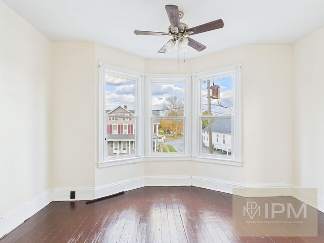 Building Photo - RENT SPECIAL! 1/2 FIRST MONTHS RENT IF DEPOSIT PLACED BY 3/31!