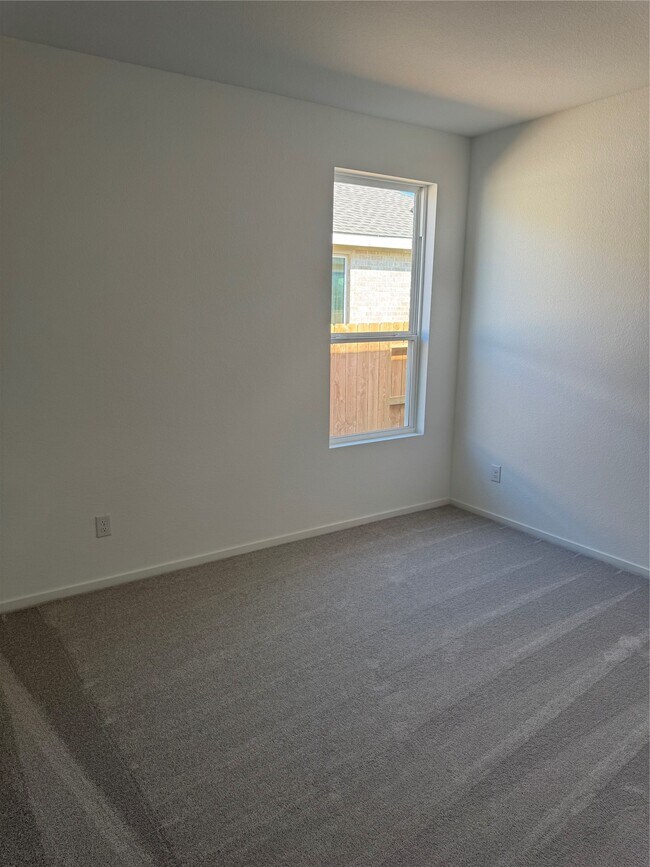 Building Photo - 902 Heaven Dr