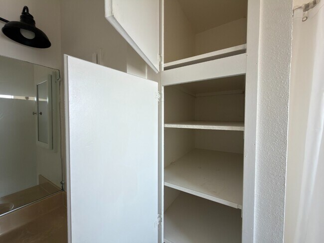 Building Photo - Prime Santa Clara Location | Bright 3BR/2.5BA End-Unit | 2 Primary Suites | Central Heat & AC