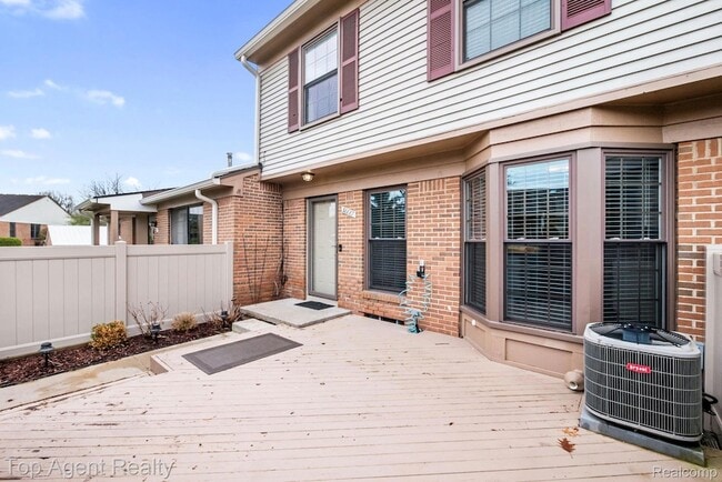 Building Photo - 38887 Country Cir