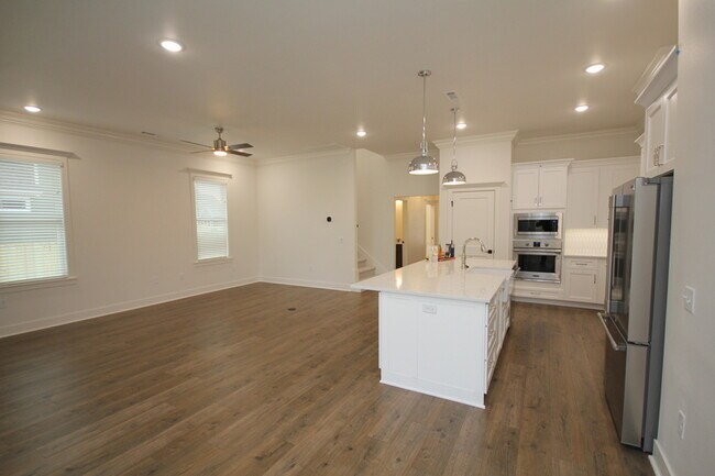 Building Photo - 1900 W Saddlebrook Ln