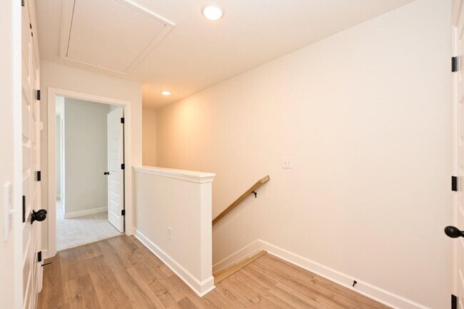 Building Photo - Like-New Modern Townhome Near Dining, Shopping, Trails & Old Hickory Lake