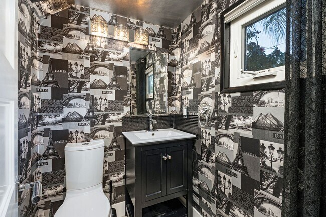 Building Photo - Charming, Light-Filled 2-Bed / 2.5-Bath Townhome with Private Yard & Garage Parking