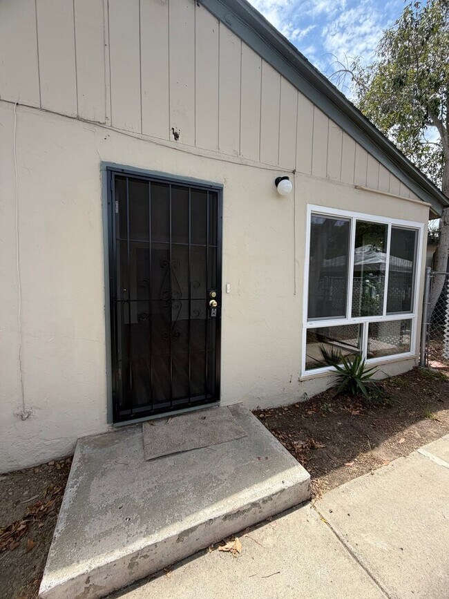 Building Photo - 2 Bedroom 1 Bath Duplex for Rent