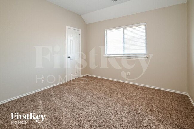 Building Photo - 2210 Meadowstone Dr
