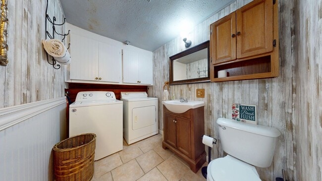 Building Photo - Crestview schools- FURNISHED county home