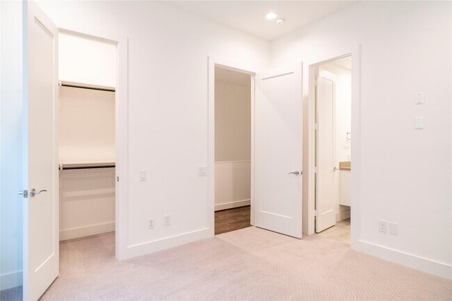 Building Photo - 5869 E Post Oak Ln