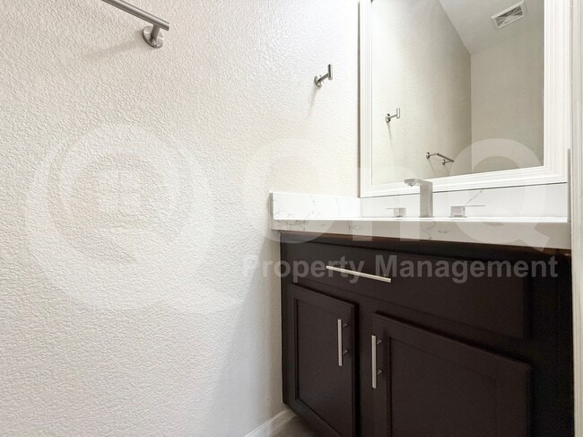 Building Photo - 681 E Woodsman Pl