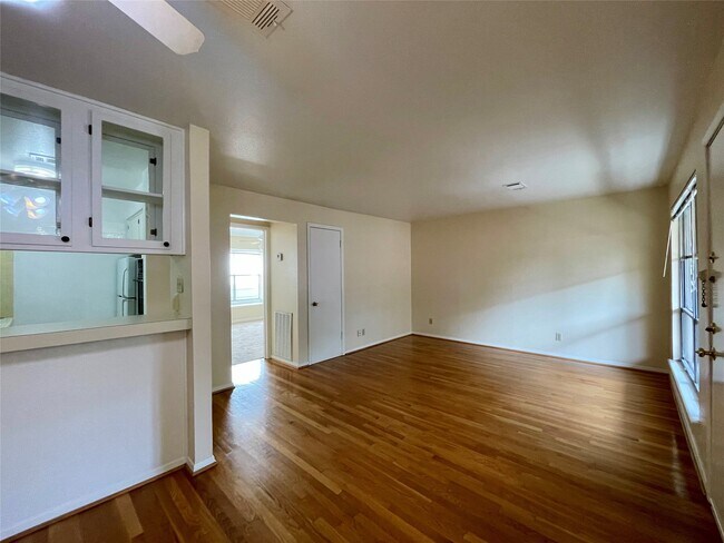 Building Photo - 3420 Mt Vernon St