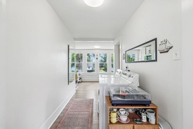 Building Photo - Charming Renovated 2BR/1BA Duplex in 1940s...