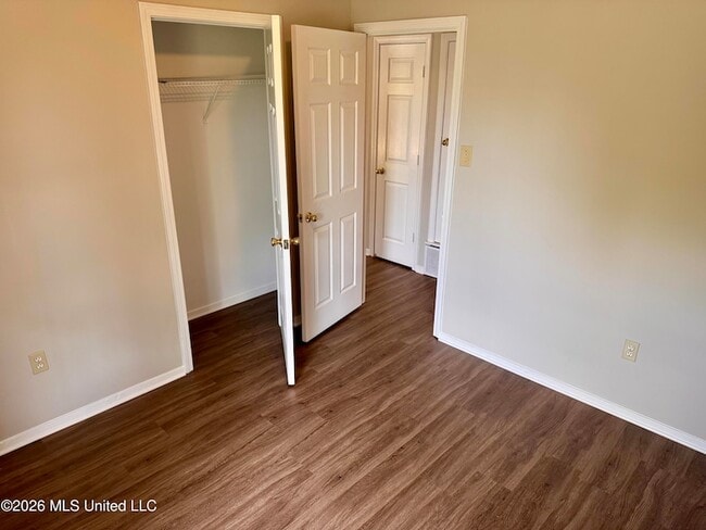 Building Photo - 10515 Oak Leaf Dr