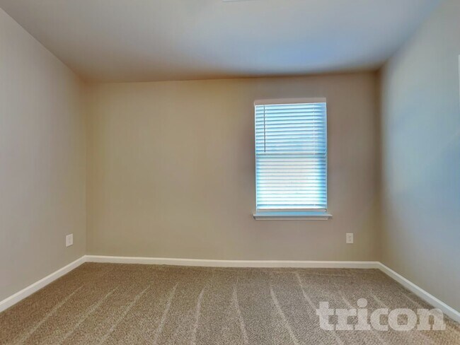 Building Photo - 572 Lakerun Dr