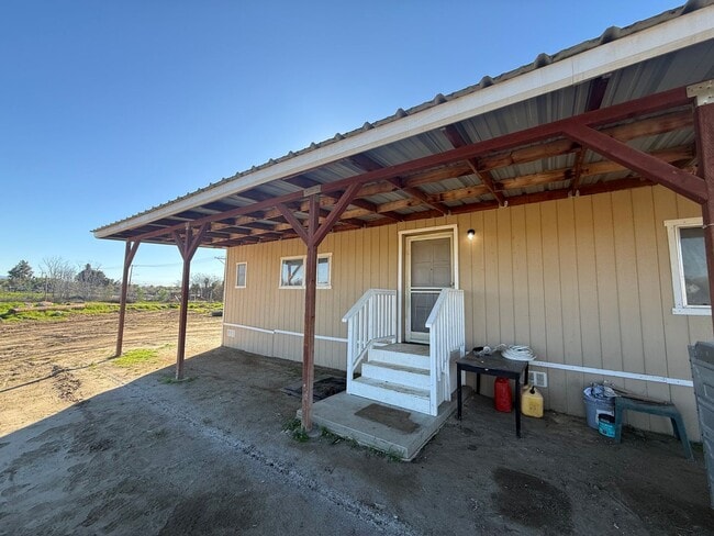 Building Photo - 2 bedroom 2 bathroom mobile home in a huge lot!