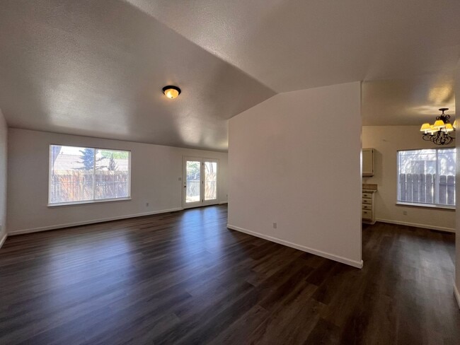 Building Photo - 3 Bedroom 2 Bath Home in Fernley