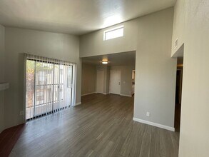 Building Photo - Lovely 2 Bedroom 2 Bath with Fireplace!