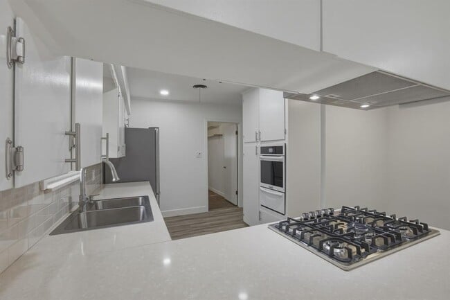 Building Photo - 1705 Elmhurst Dr