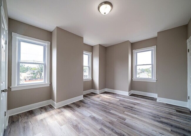 Building Photo - "Charming 3-Bedroom Haven with Elegant Gra...