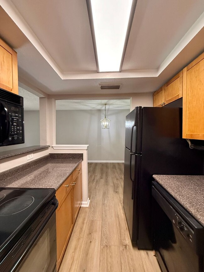 Building Photo - STRATFORD CONVENIENT 1/1 CONDO IN SEMINOLE...
