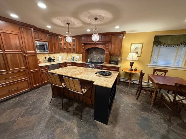 Building Photo - 506 Roslyn Pl