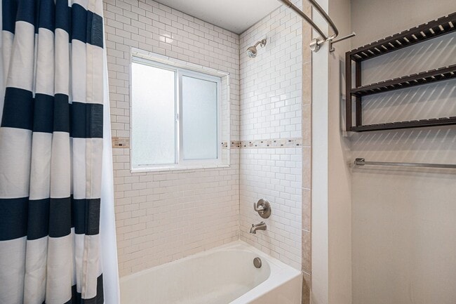 Building Photo - Don't miss this University Hills Home!