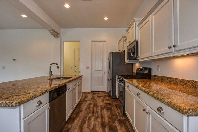 Building Photo - Beautiful 2 Bedroom with Den in Quailwood!