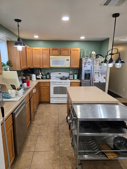 Full use of kitchen - 5935 Bronco Way