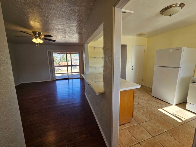 Building Photo - 3 Bedroom / 2 Bath Home with Refrigerated Air & 1-Car Garage 6 Month Lease!