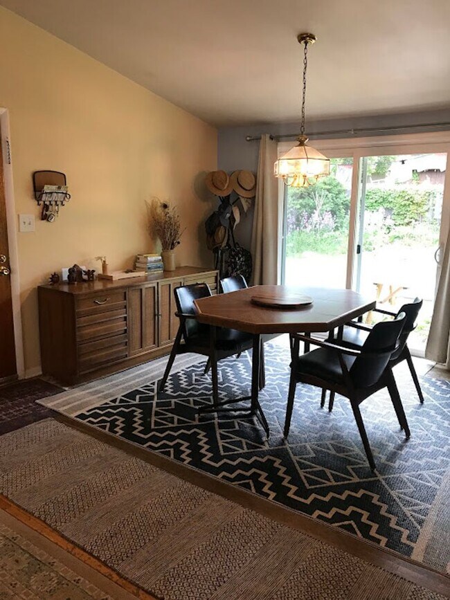 Building Photo - 3 Bed 1 Bath Ranch Home in Martin Acres!  Large Backyard!