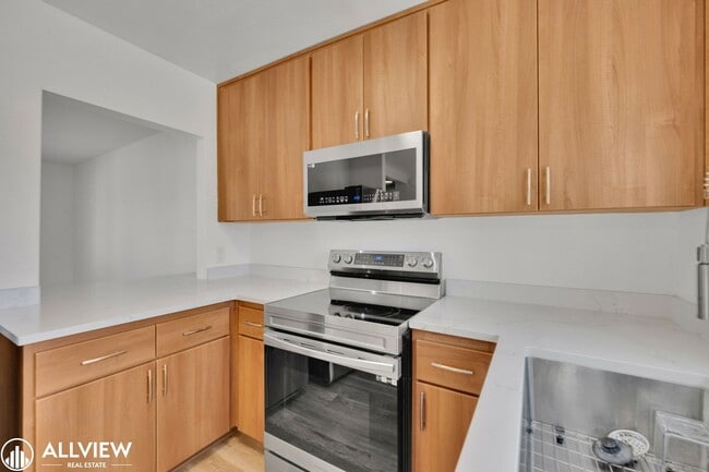Building Photo - Modern 1-Bed Upstairs Condo with Garage & ...