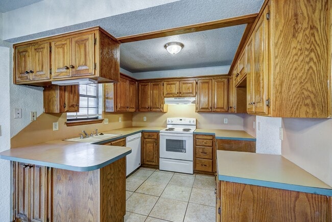 Building Photo - 4 Bed 2 Bath in Moore School District