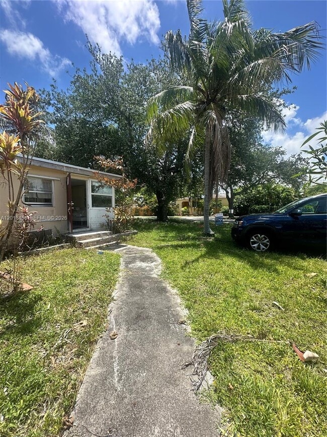 Building Photo - 1427 N 26th Ave