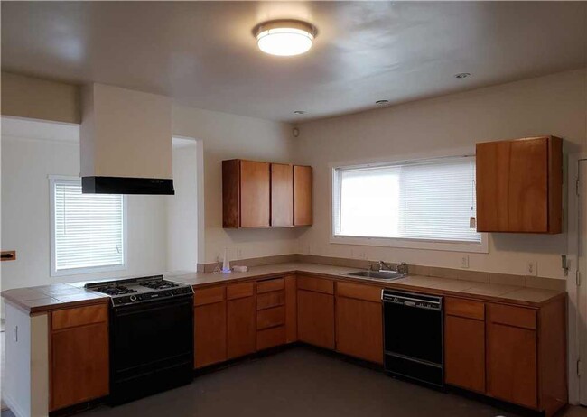 Building Photo - 2 BD 1 BA home with easy transit
