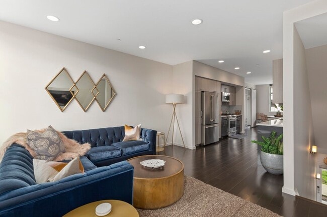 Building Photo - 4Bd/3Ba Seattle Townhome