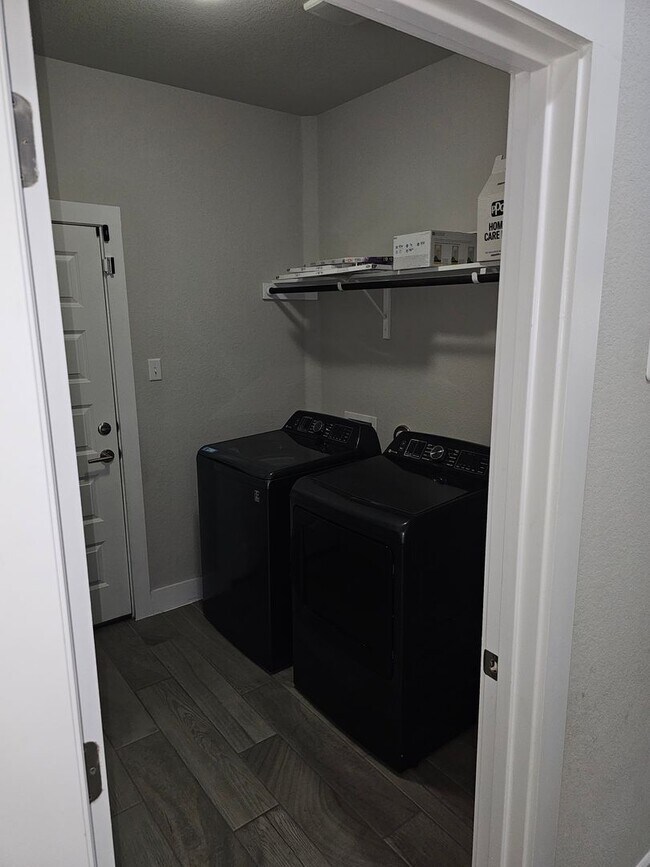 Building Photo - $500 discount for Lease signed in June!