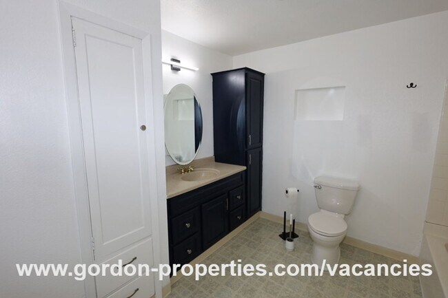 Building Photo - Saint Helens OR - upstairs flat 2 bedroom ...