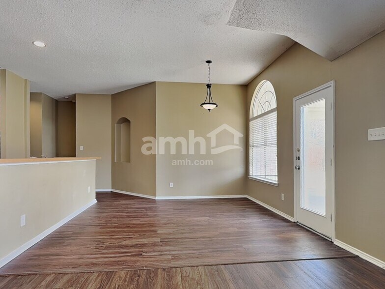 Building Photo - 7716 Parkwood Plaza Dr