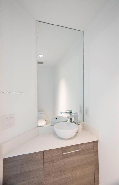 Building Photo - 650 NE 32nd St