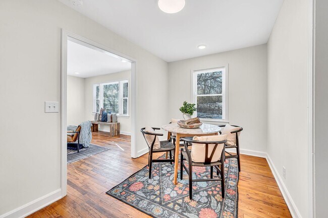 Building Photo - 3 Bed 2 Bath House w/Fenced Yard in East N...