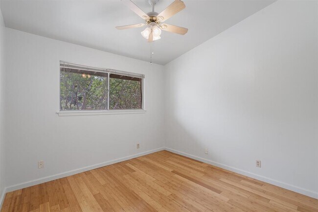 Building Photo - 1304 Mariposa Dr