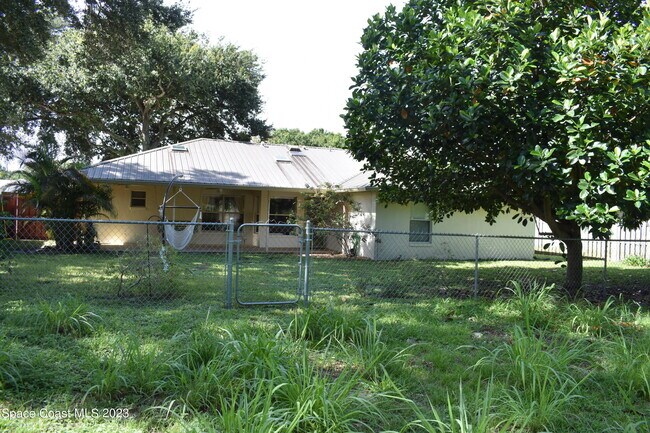 Building Photo - 890 Spirea Dr