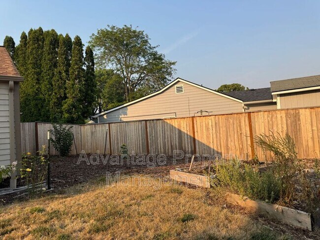 Building Photo - 1440 NW Meadowgreen Pl