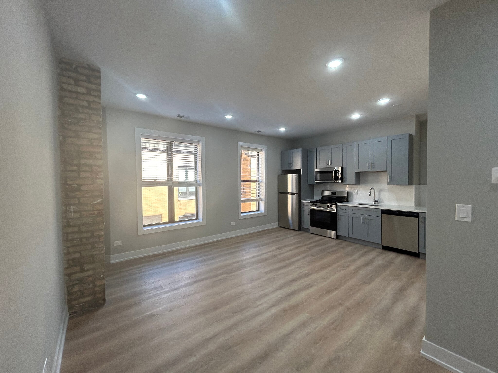 Building Photo - 423 W Belden Ave